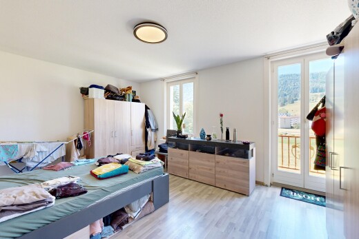 chambre avec lumière naturelle, natural light, sol en finition bois, wood finish floor, et cloison sèche