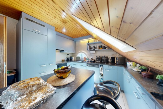 cuisine avec plans de travail, dark countertops, plafond en bois, wood ceiling, et inside property