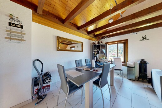 salle à manger avec inside property, lumière naturelle, natural light, plafond à poutres, et beamed ceiling