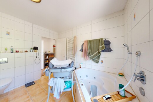 salle de bains avec bain, salle de bain complète, inside property, mur en carrelage, et tile wall