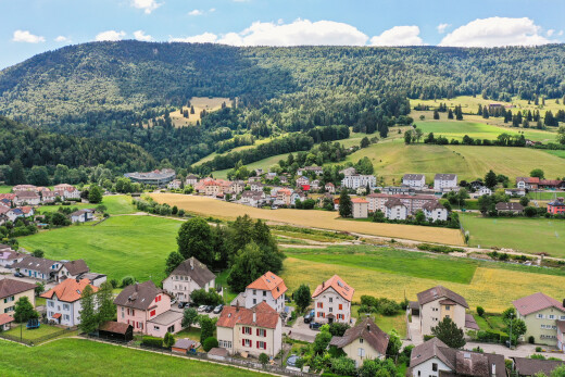 vue sur la montagne avec day time, aerial view, residential view, vue résidentielle, et vue sur la forêt