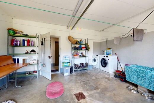 buanderie avec sol en béton, concrete floor, unfinished concrete floor, inside property, et lave-linge et sèche-linge séparés