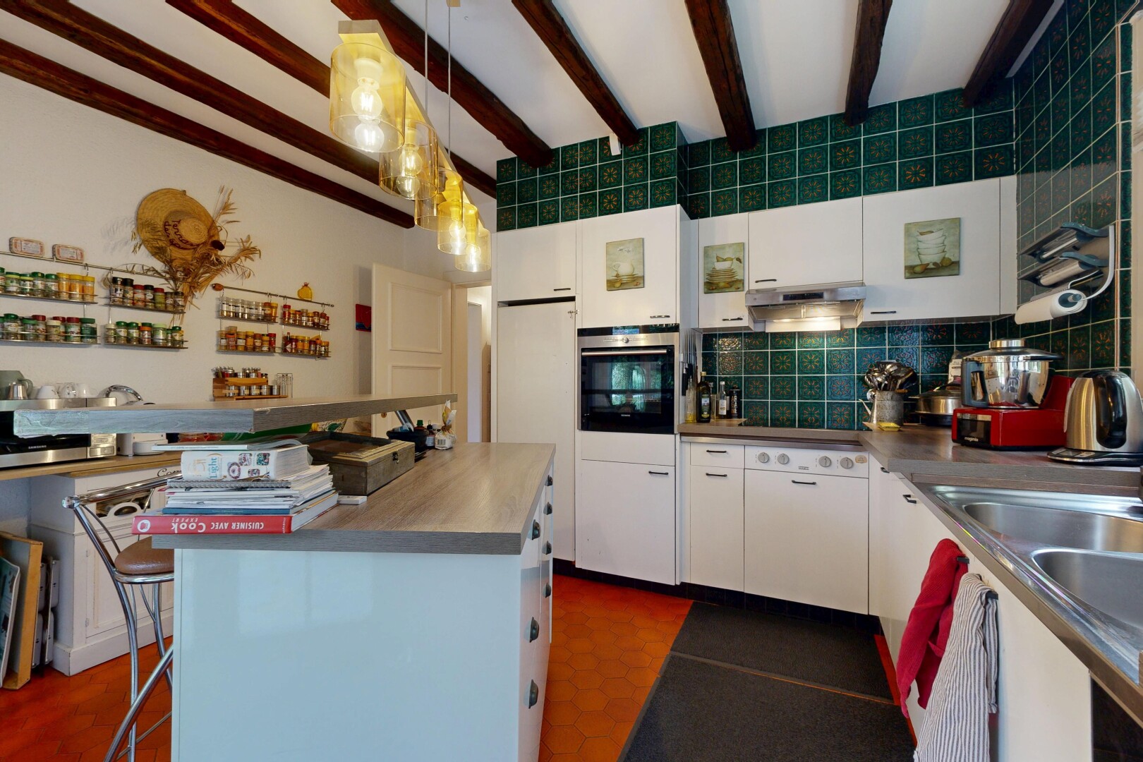 cuisine avec backsplash, armoires blanches, four, beamed ceiling, et inside community