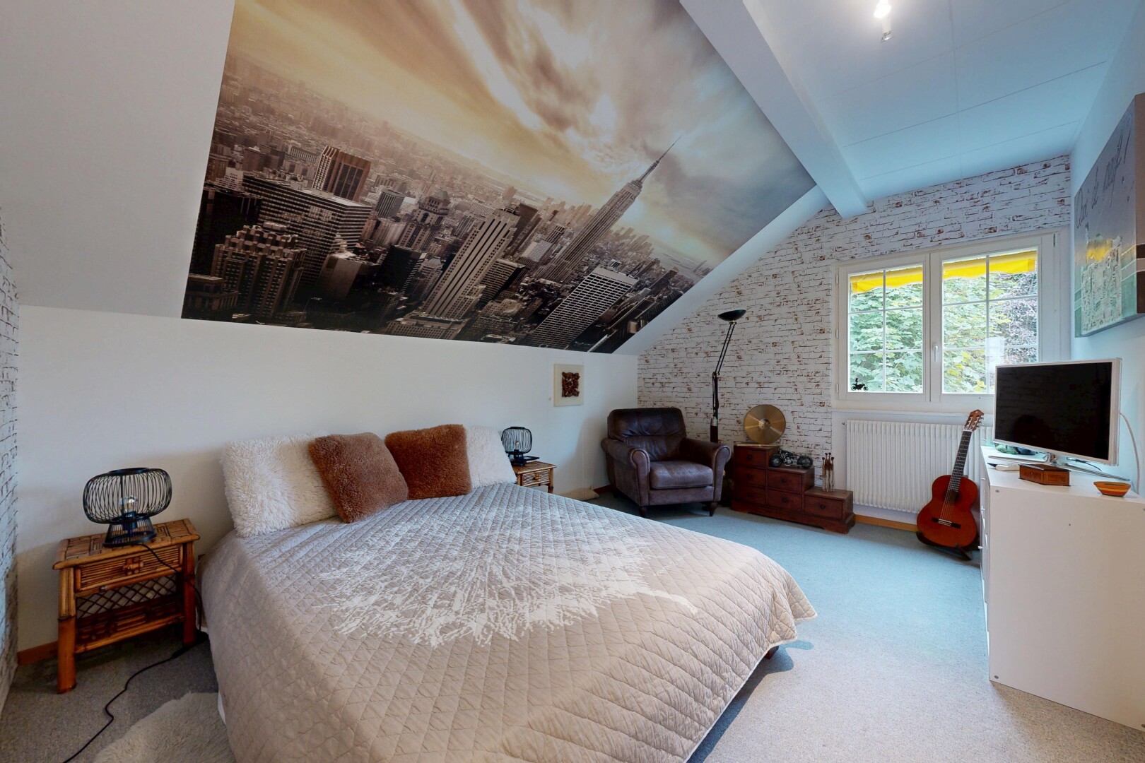 chambre avec vaulted ceiling, carpet, plafond voûté, moquette, et pièce supplémentaire