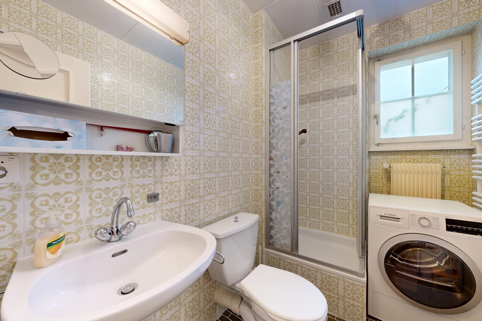 salle de bains avec lave-linge et sèche-linge, salle de bain complète, douche, miroir, et inside property