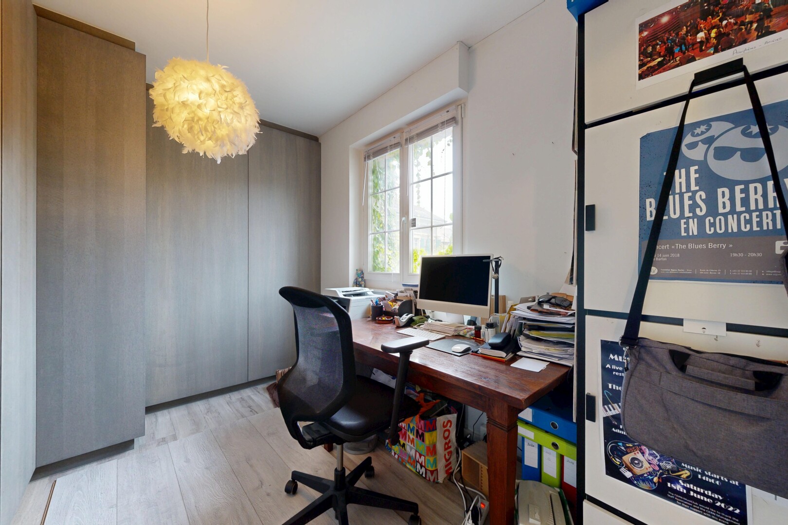 bureau avec lumière naturelle, natural light, espace bureau, sol en finition bois, et wood finish floor