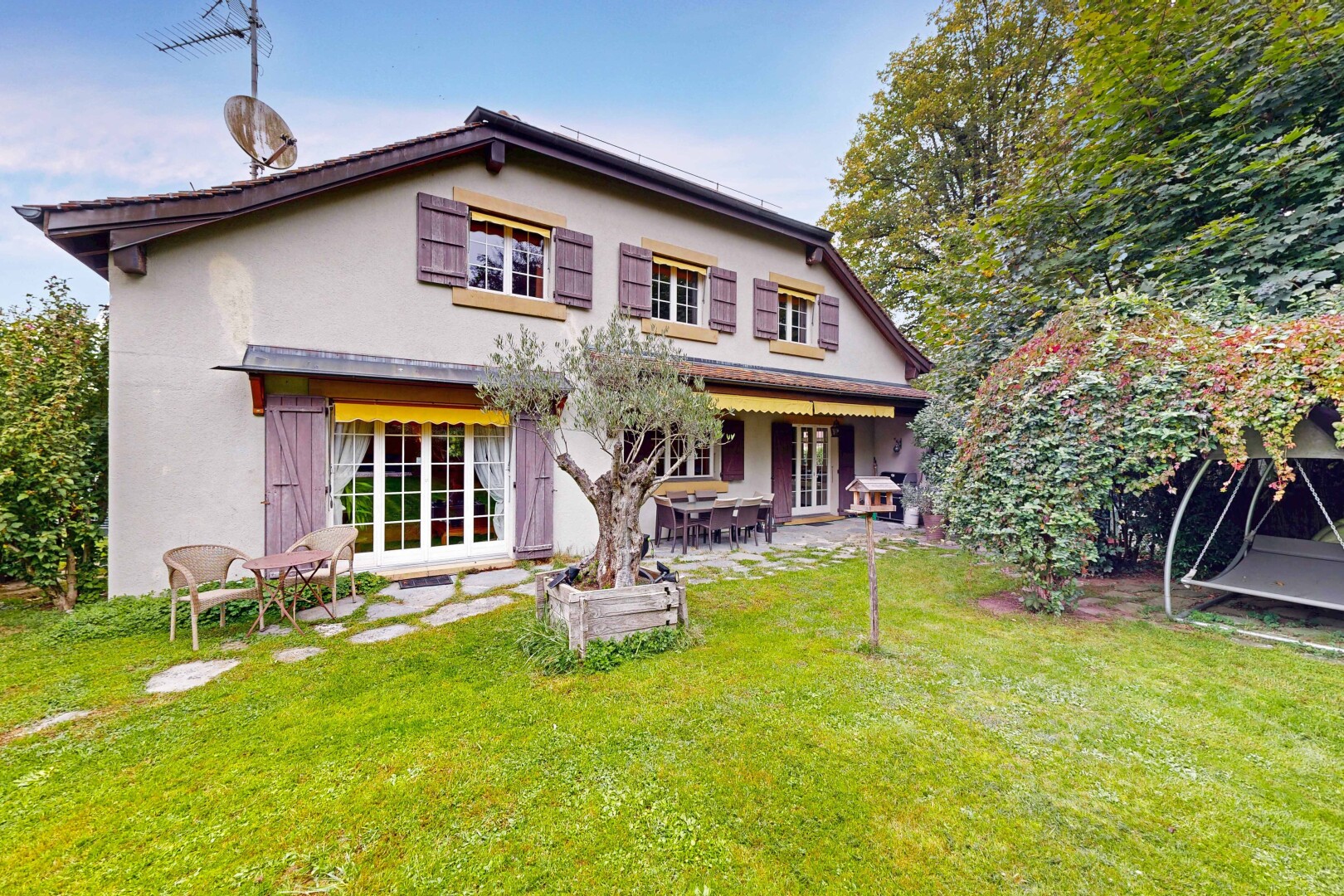 façade avec terrasse, property visible, bardage en stuc, pelouse, et day time