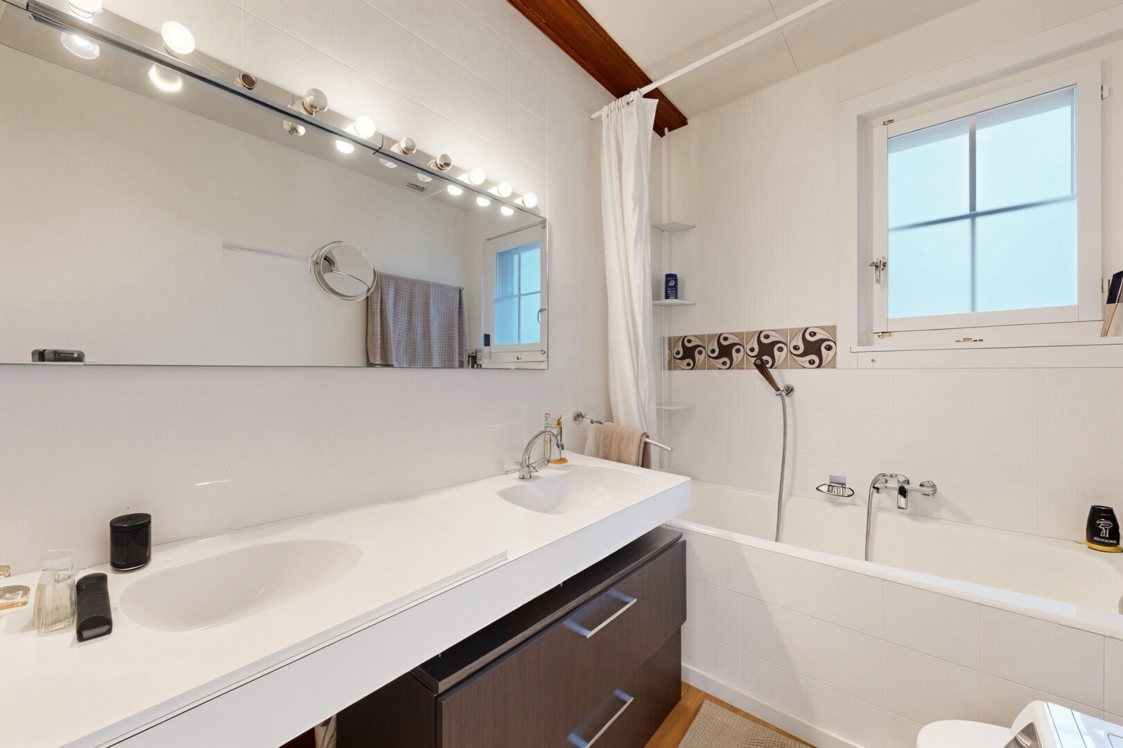 salle de bains avec salle de bain complète, bain, miroir, lumière naturelle, et natural light