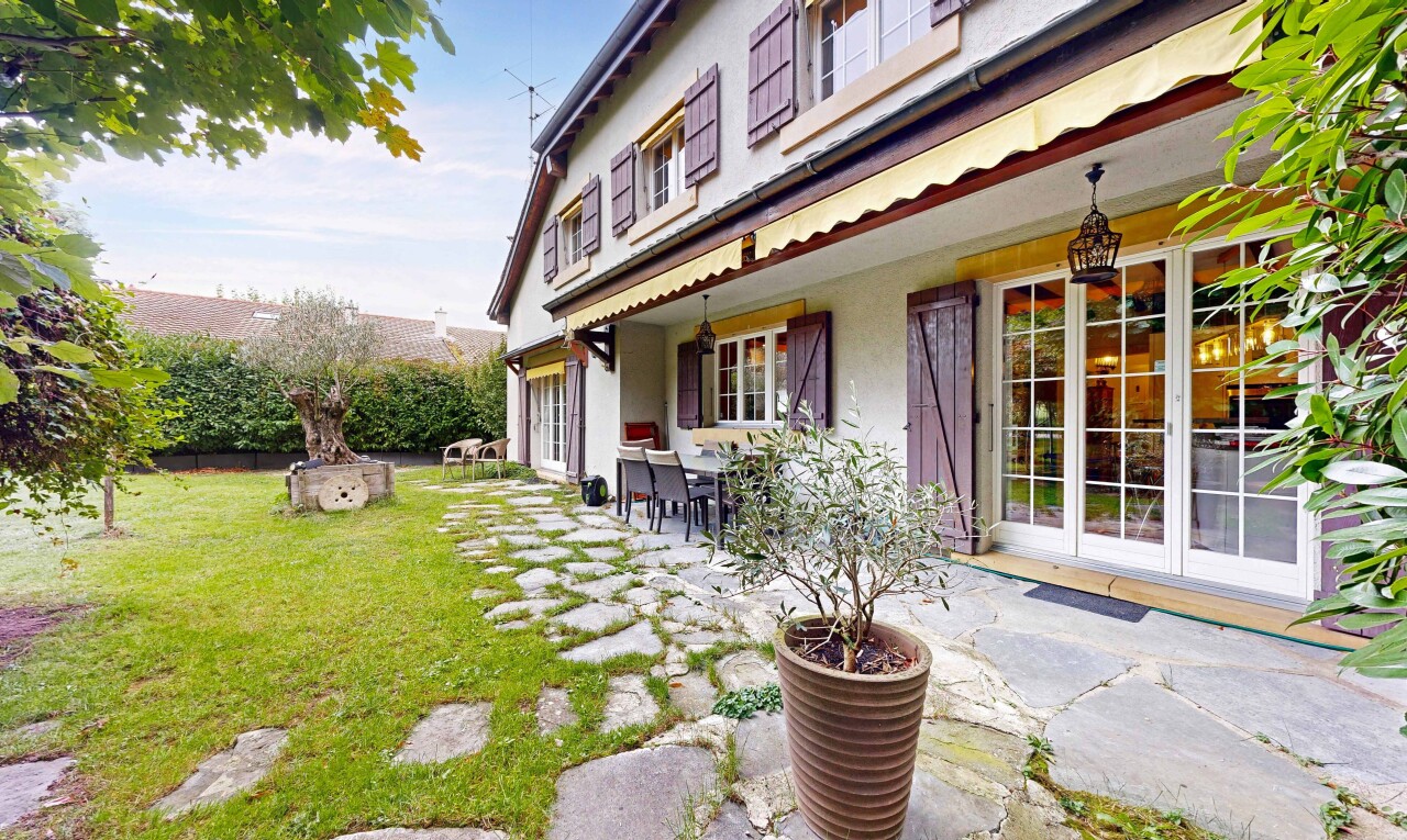 façade avec auvent, terrasse, bardage en stuc, day time, et property visible