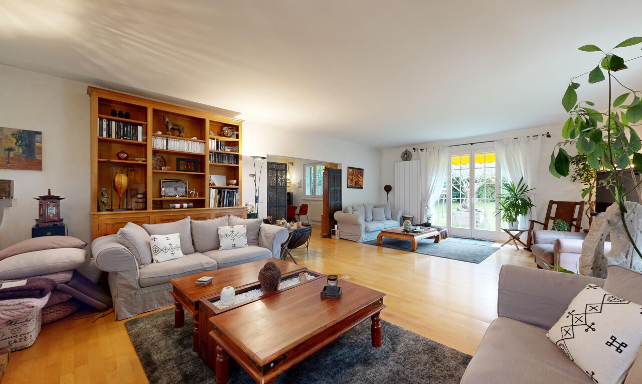 salon avec sol en finition bois, wood finish floor, inside property, cloison sèche, et drywall