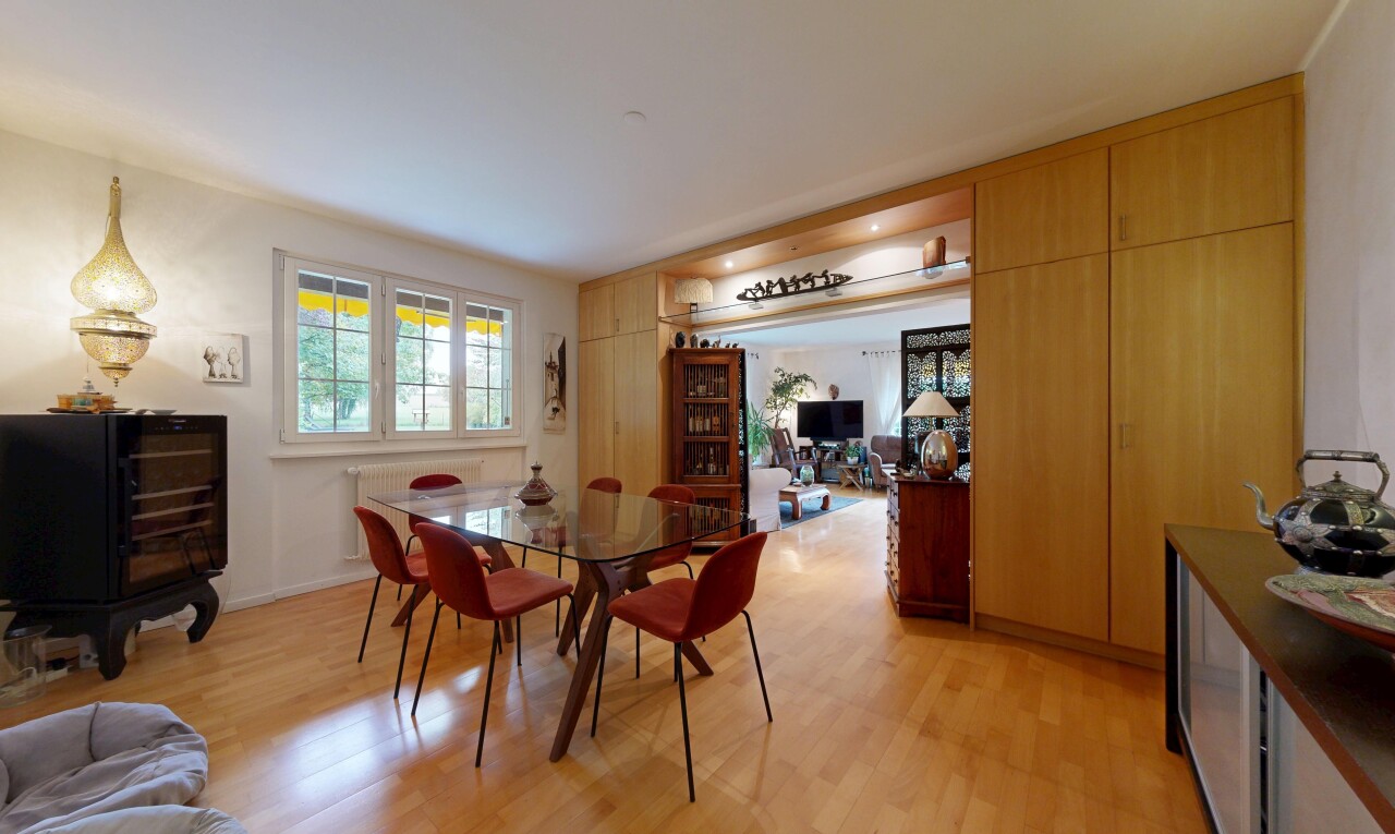 salle à manger avec inside property, wood finish floor, sol en finition bois, natural light, et lumière naturelle