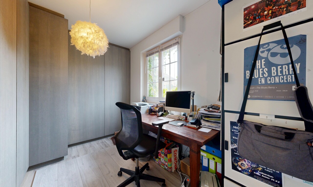 bureau avec lumière naturelle, natural light, espace bureau, sol en finition bois, et wood finish floor
