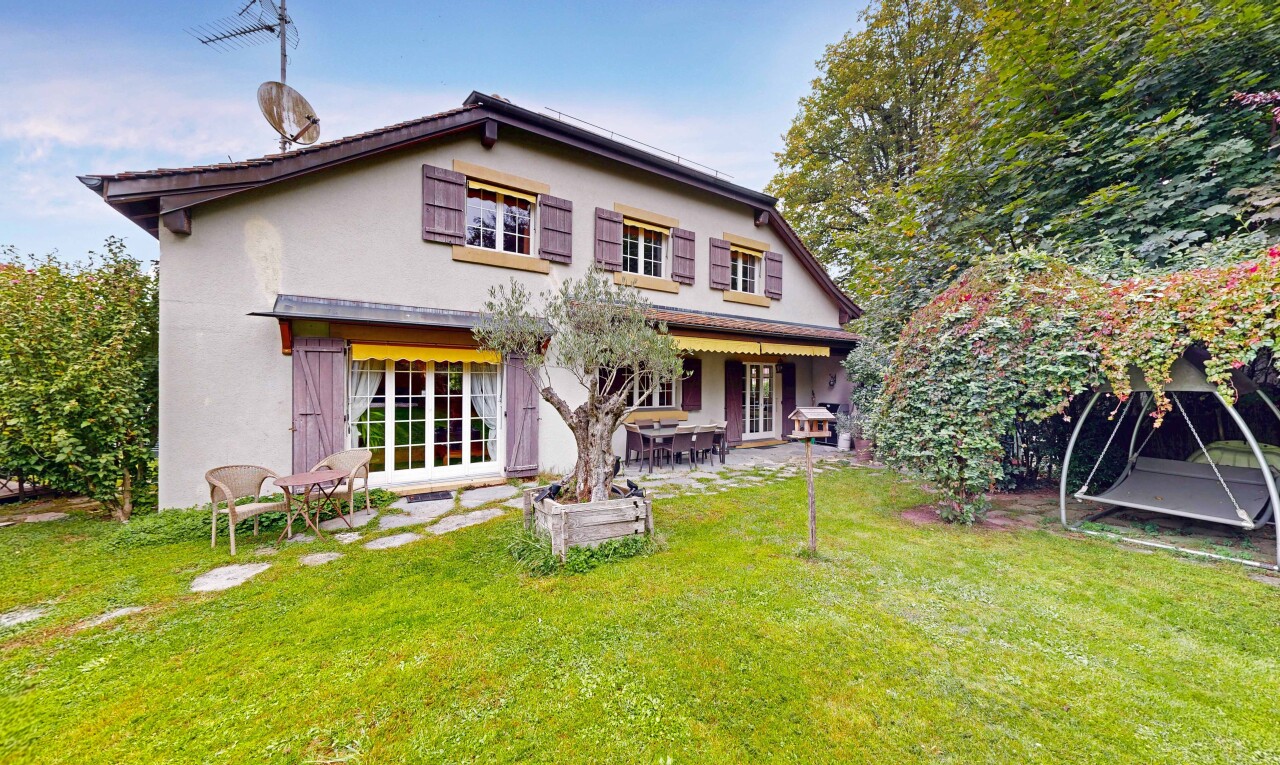 façade avec terrasse, property visible, bardage en stuc, pelouse, et day time