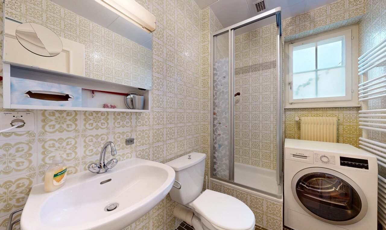 salle de bains avec lave-linge et sèche-linge, salle de bain complète, douche, miroir, et inside property