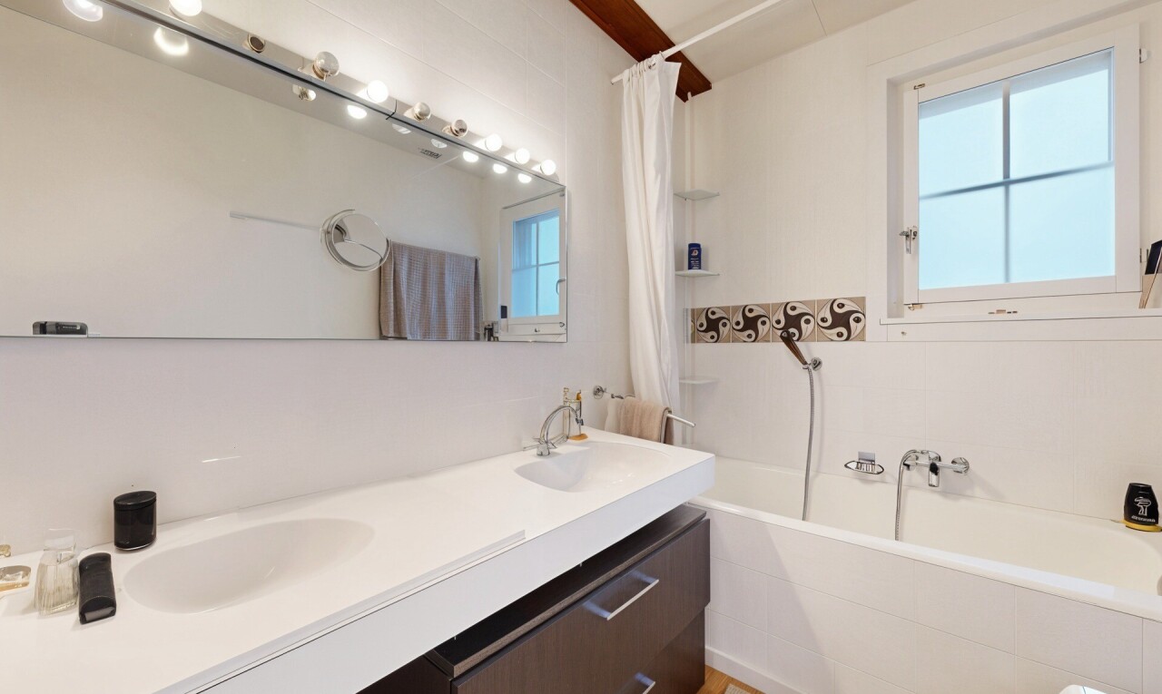 salle de bains avec salle de bain complète, bain, miroir, lumière naturelle, et natural light