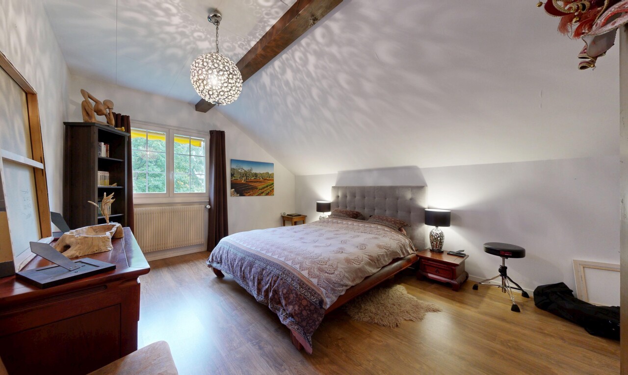 chambre avec vaulted ceiling, plafond voûté, beamed ceiling, plafond à poutres, et radiateur