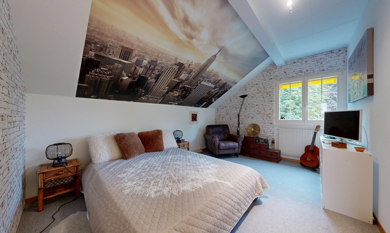 chambre avec vaulted ceiling, carpet, plafond voûté, moquette, et pièce supplémentaire