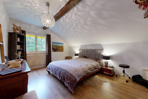 chambre avec vaulted ceiling, plafond voûté, beamed ceiling, plafond à poutres, et radiateur