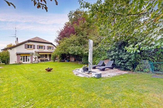 jardin avec pelouse, property visible, terrasse, et day time