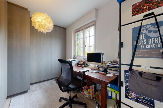 büro mit natürliches licht, natural light, bürobereich, holzfußboden, und wood finish floor
