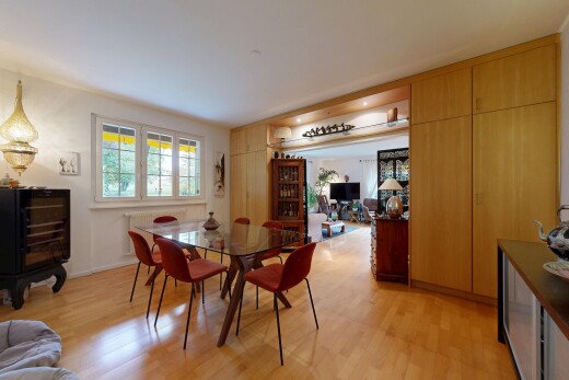 esszimmer mit inside property, wood finish floor, holzfußboden, natural light, und natürliches licht