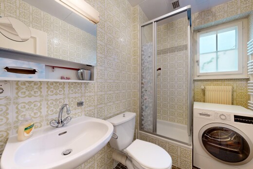 salle de bains avec lave-linge et sèche-linge, salle de bain complète, douche, miroir, et inside property