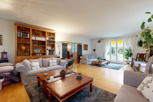 salon avec sol en finition bois, wood finish floor, inside property, cloison sèche, et drywall