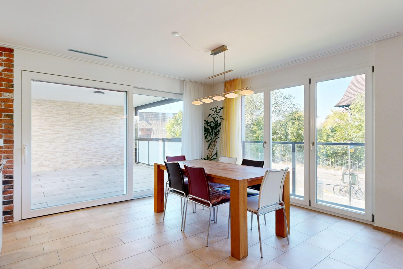 esszimmer mit light floor, inside property, und day time
