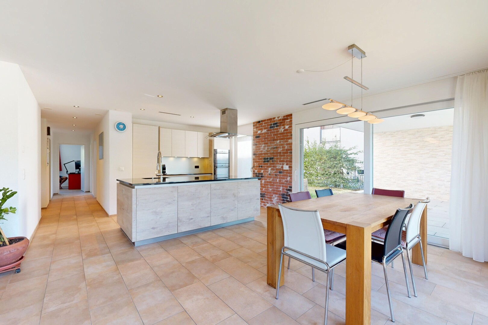 esszimmer mit light floor, inside property, waschbecken, drywall, und gipskartonwand