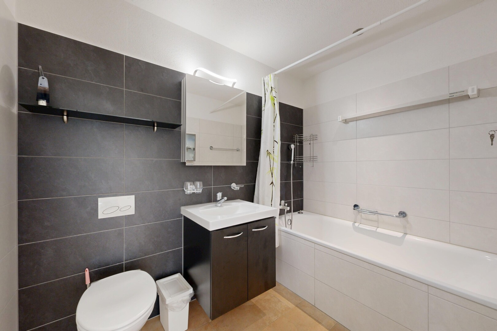 bad mit fliesenwand, tile wall, schminktisch, spiegel, und komplettes badezimmer