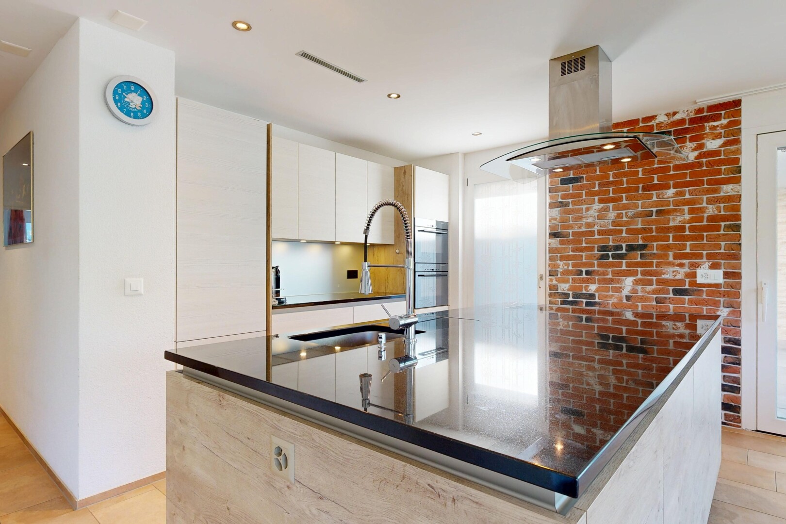 küche mit light floor, dunstabzugshaube, dark countertops, waschbecken, und flat panel cabinets