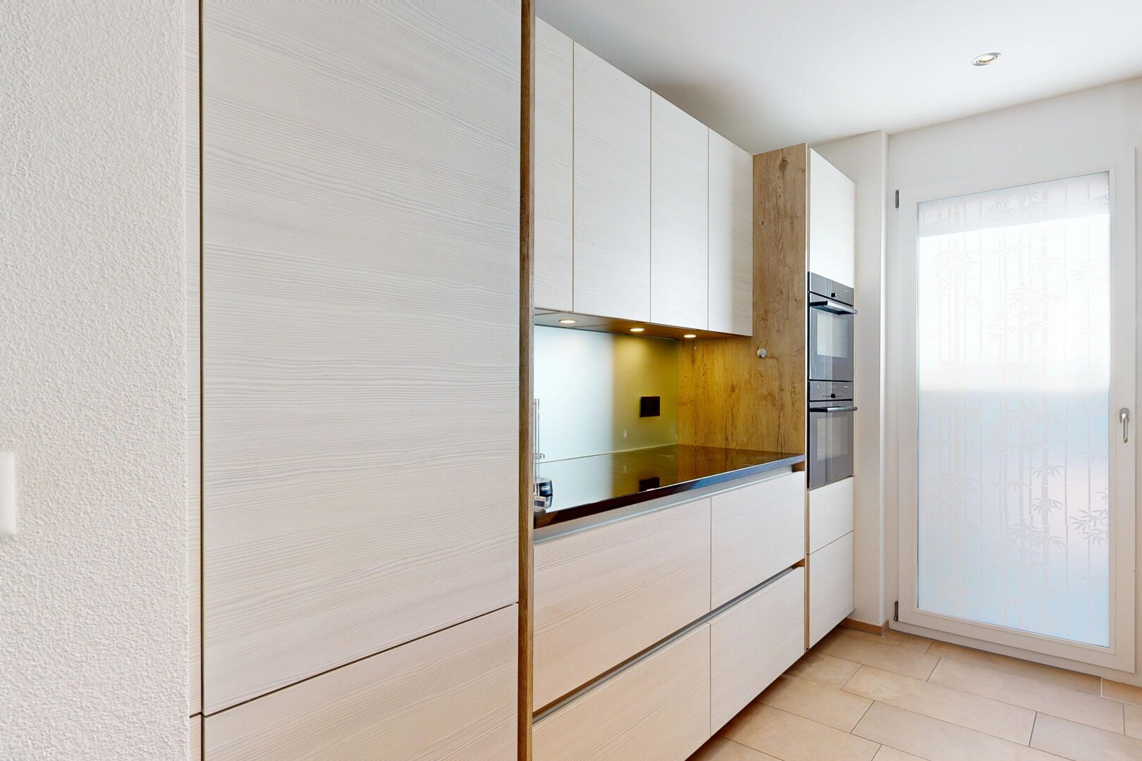 küche mit light floor, white cabinets, weiße schränke, dark countertops, und arbeitsplatten
