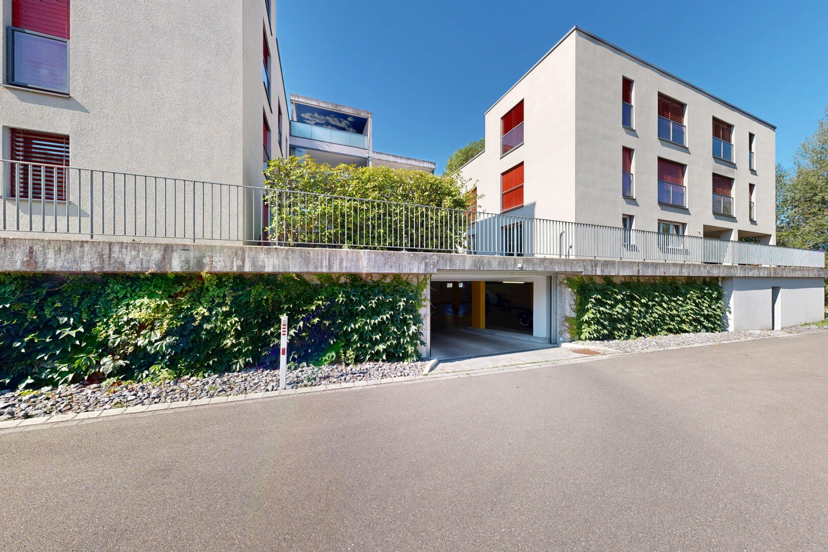 außenansicht mit day time, blick auf wohnanlage, apartment complex view, und from community