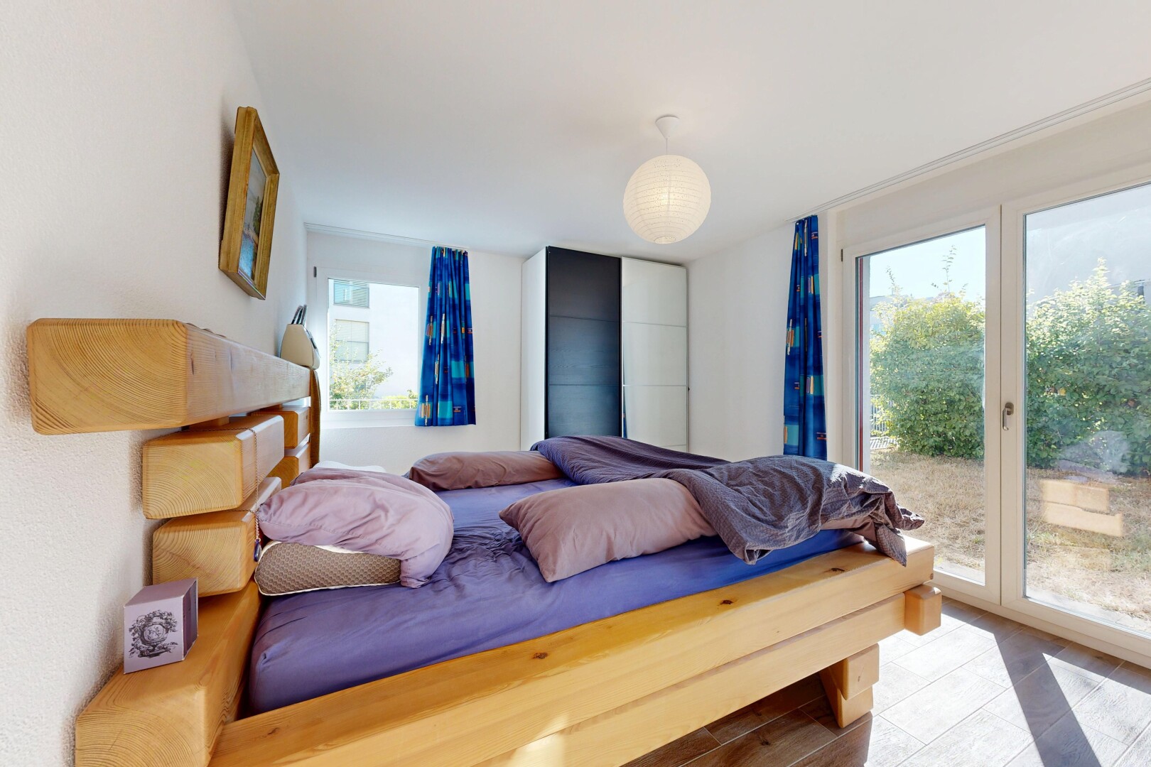 zimmer / schlafzimmer mit außenzugang, inside property, holzfußboden, wood finish floor, und natürliches licht