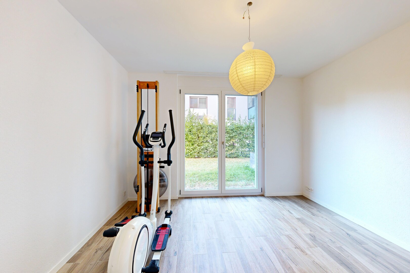 fitnessstudio mit holzfußboden, wood finish floor, gipskartonwand, drywall, und inside property