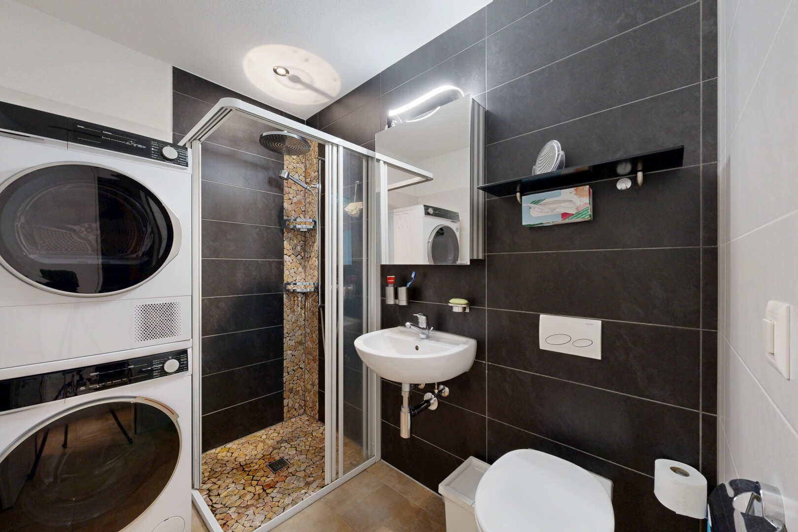 bad mit dusche, komplettes badezimmer, tile wall, fliesenwand, und spiegel