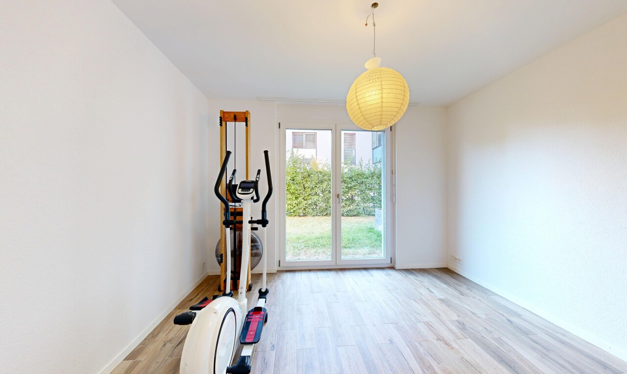 fitnessstudio mit holzfußboden, wood finish floor, gipskartonwand, drywall, und inside property