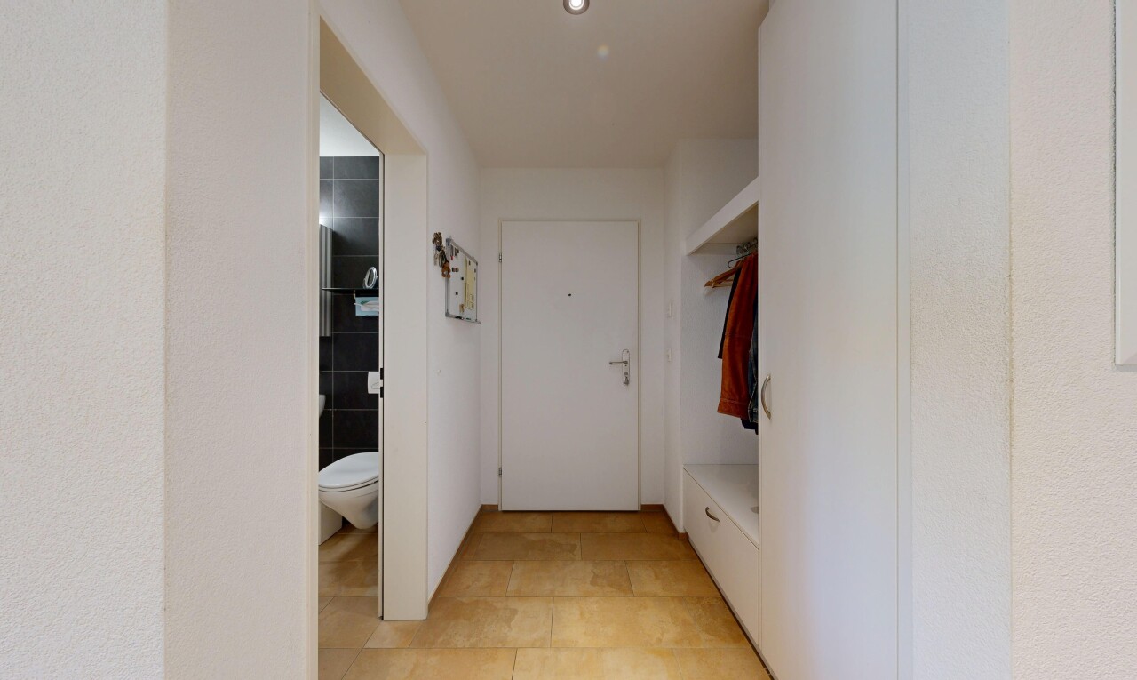 halle / korridor mit inside property, einbauleuchten, und light floor