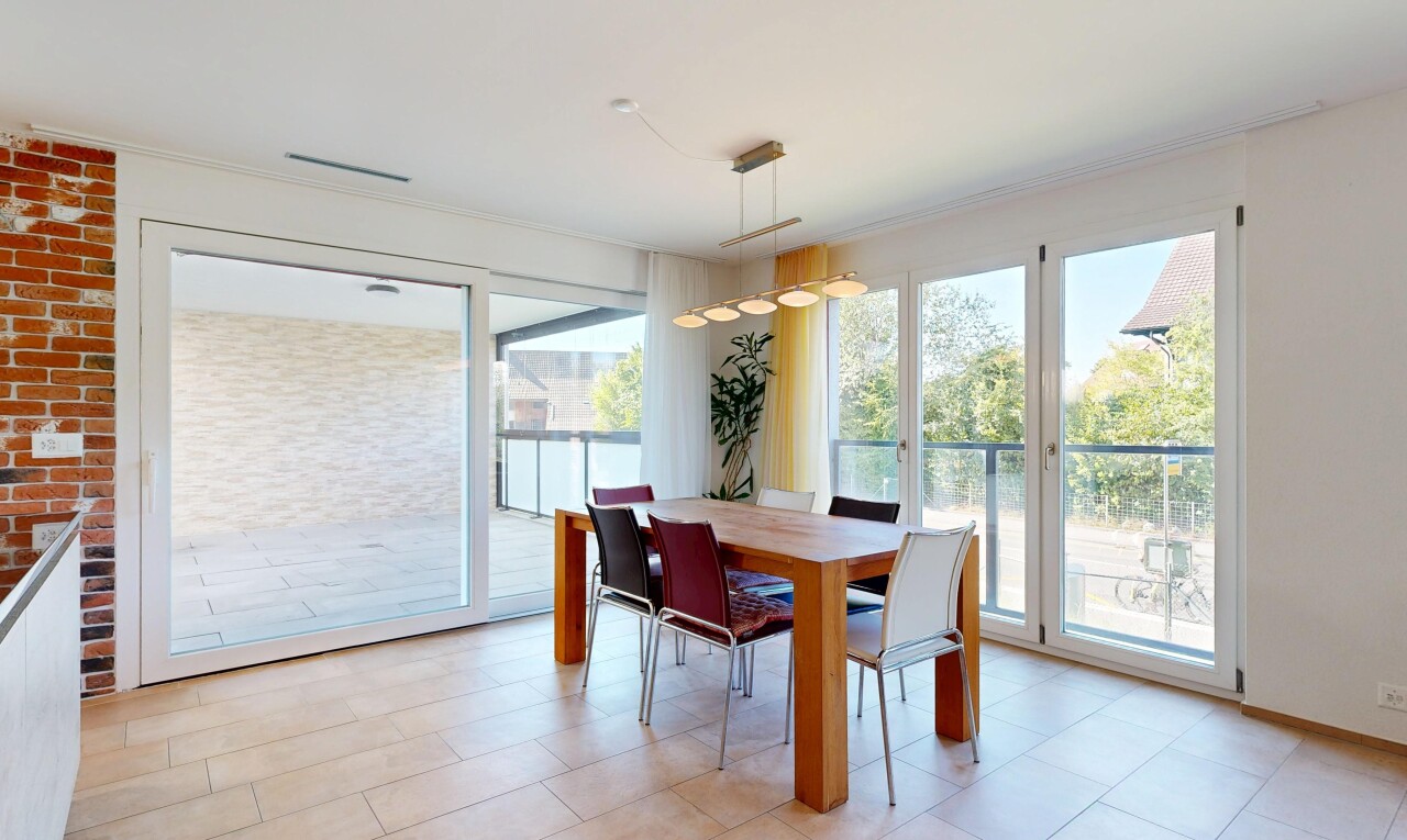 esszimmer mit light floor, inside property, und day time