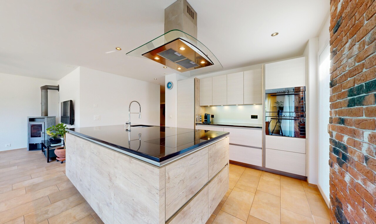 küche mit dunstabzugshaube, light floor, flat panel cabinets, schränke mit flachen paneelen, und dark countertops