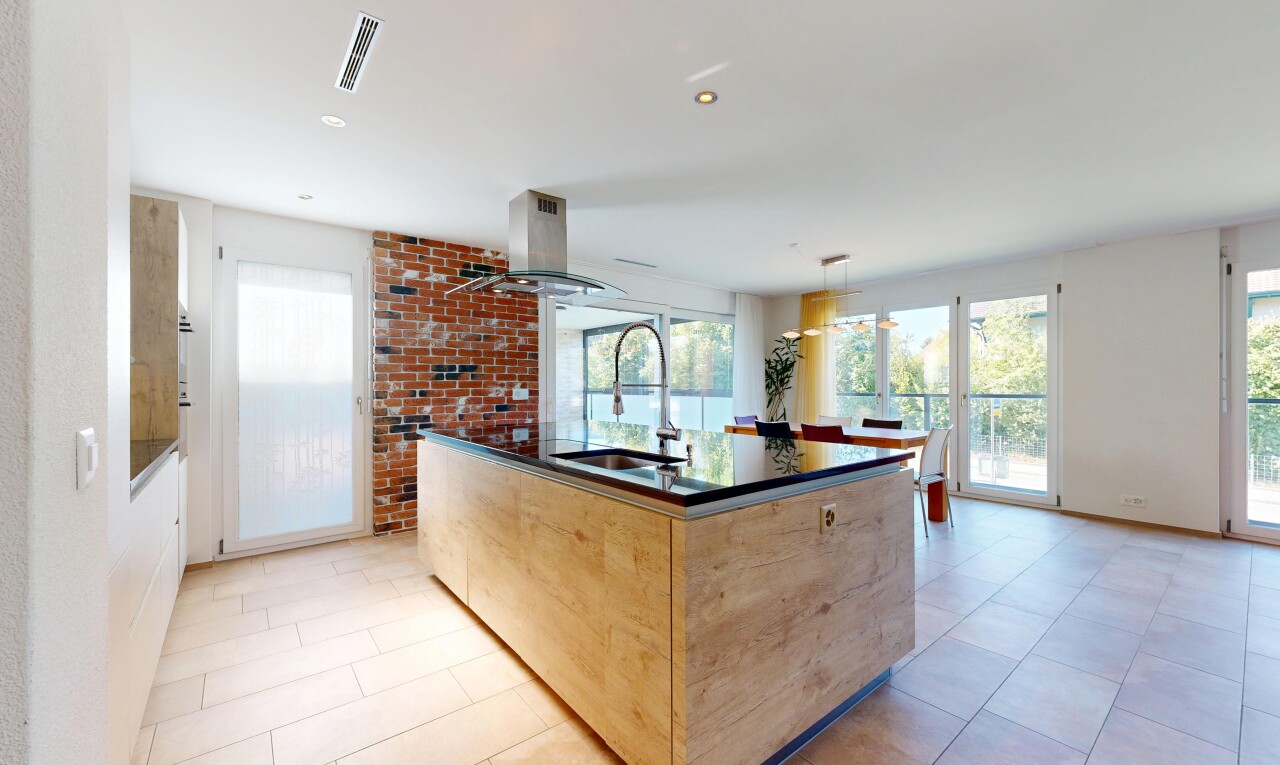 küche mit light floor, dunstabzugshaube, dark countertops, kitchen island sink, und waschbecken