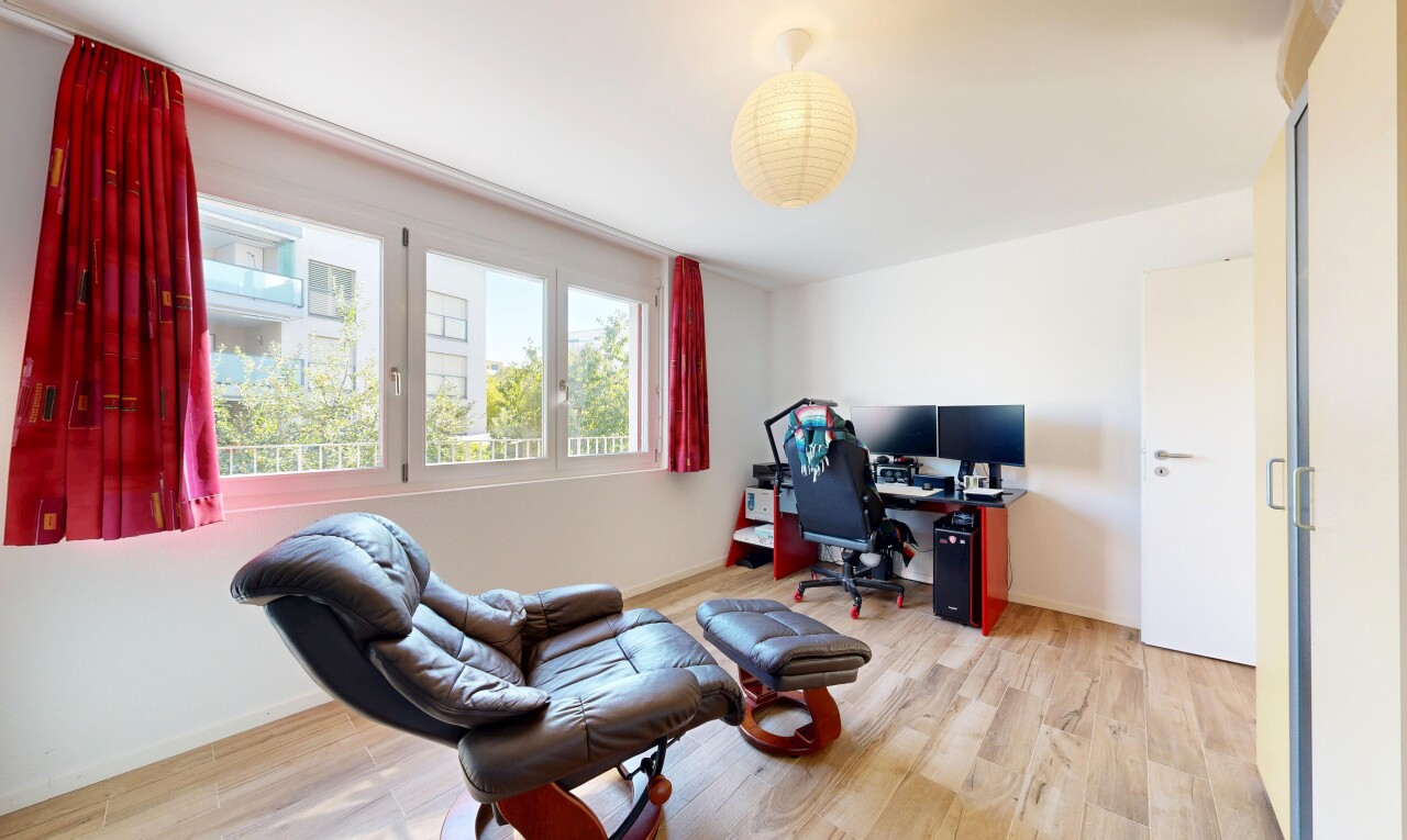 büro mit drywall, gipskartonwand, wood finish floor, holzfußboden, und fernseher