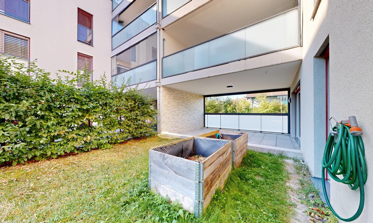 garten mit balkon, terrasse, und apartment complex view