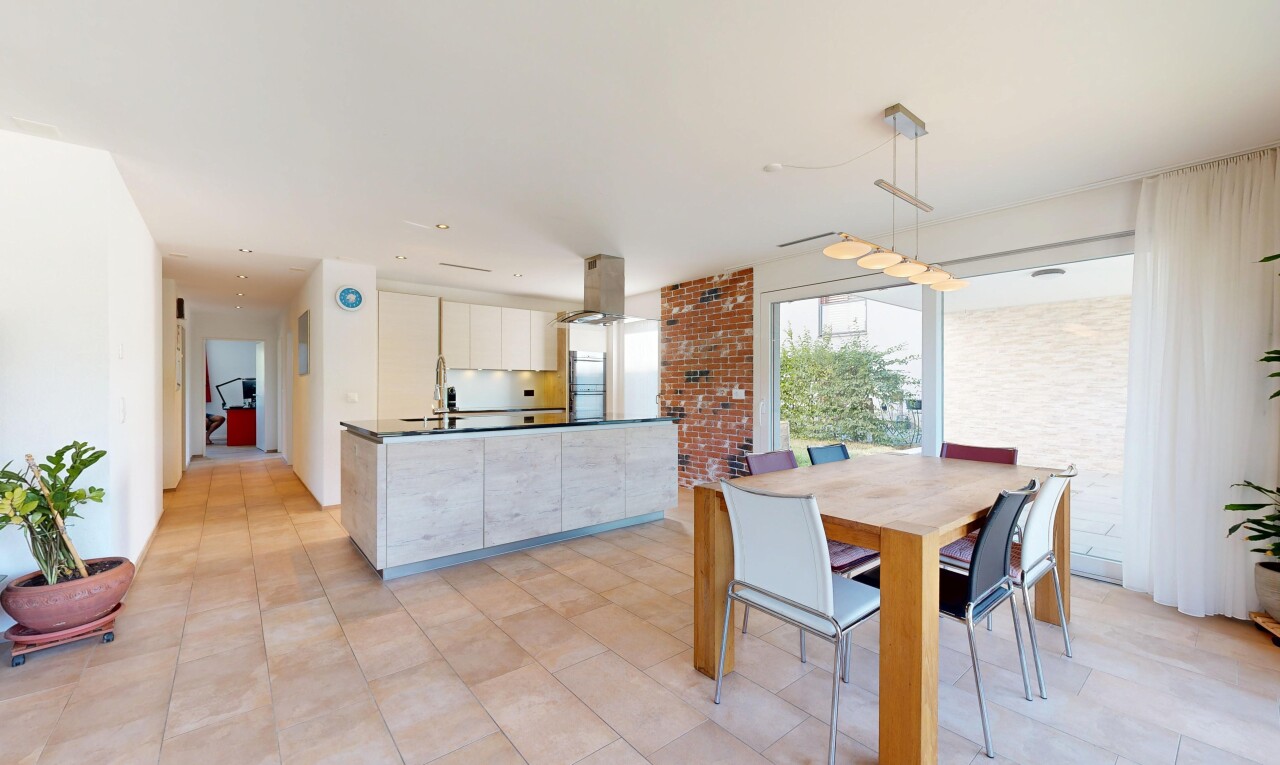 esszimmer mit light floor, inside property, waschbecken, drywall, und gipskartonwand