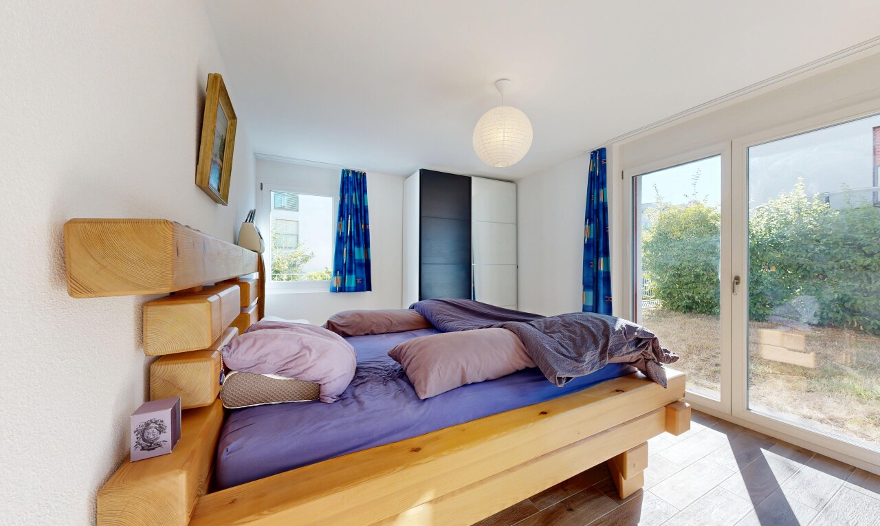 zimmer / schlafzimmer mit außenzugang, inside property, holzfußboden, wood finish floor, und natürliches licht