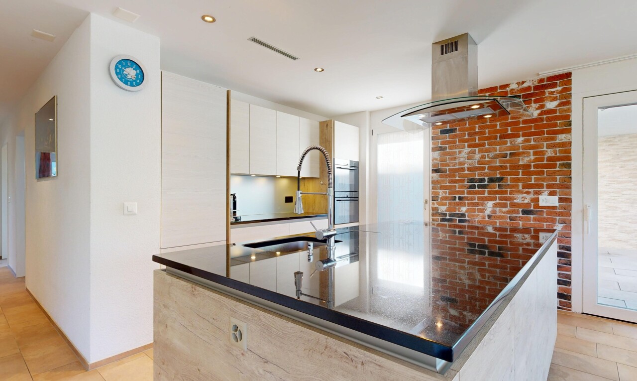 küche mit light floor, dunstabzugshaube, dark countertops, waschbecken, und flat panel cabinets