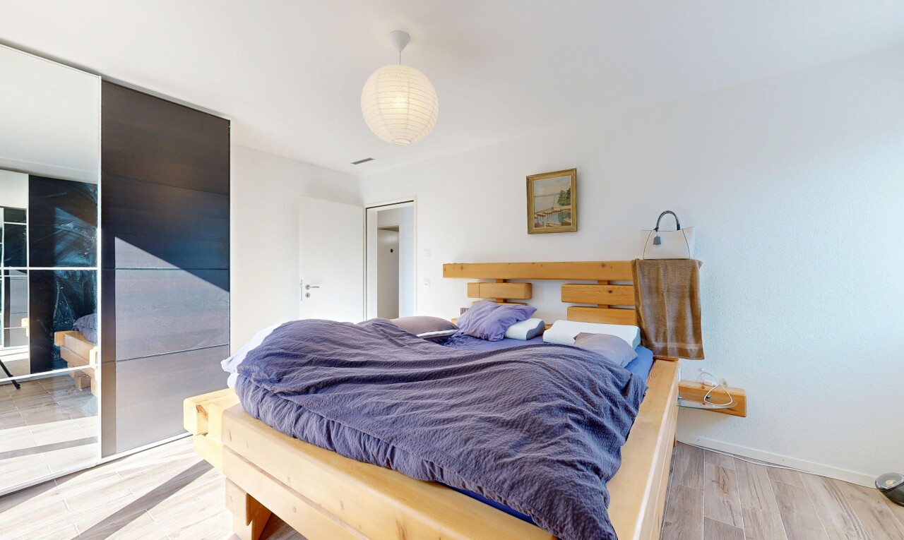 zimmer / schlafzimmer mit drywall, gipskartonwand, wood finish floor, holzfußboden, und light floor