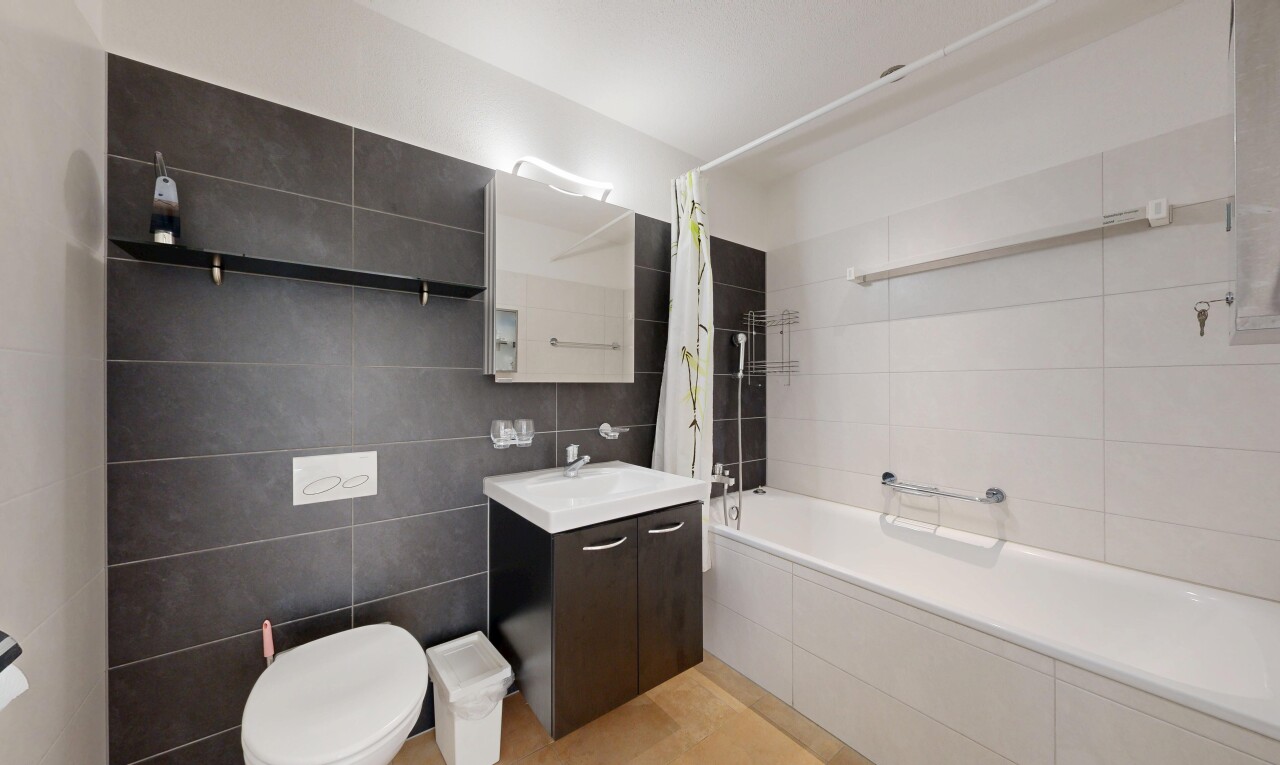 bad mit fliesenwand, tile wall, schminktisch, spiegel, und komplettes badezimmer