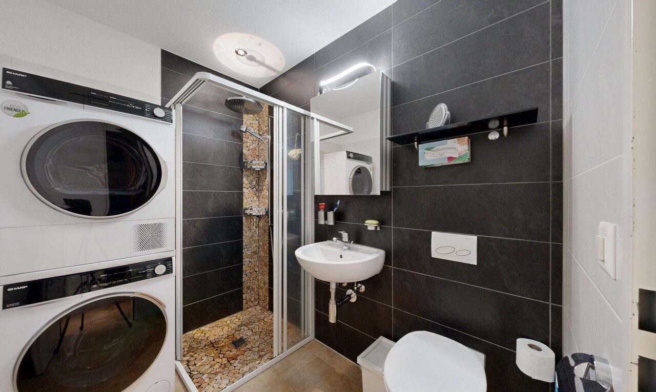 bad mit dusche, komplettes badezimmer, tile wall, fliesenwand, und spiegel