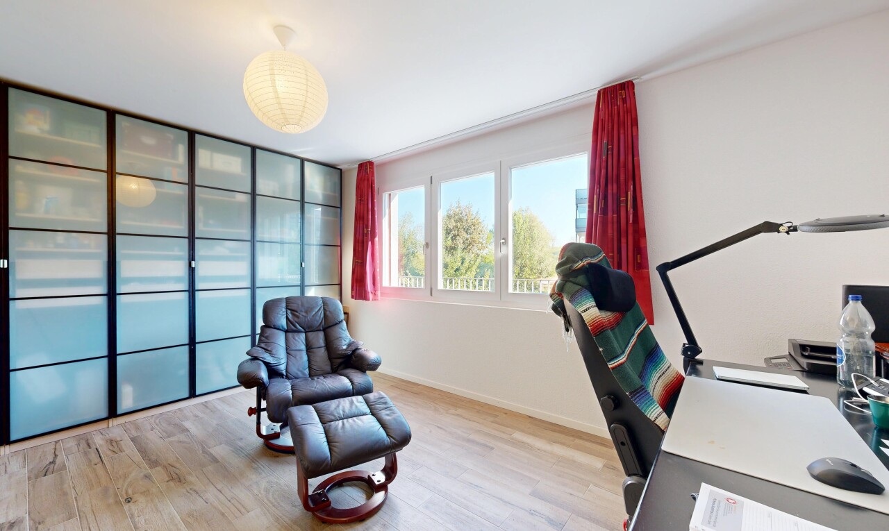 büro mit drywall, gipskartonwand, wood finish floor, holzfußboden, und day time